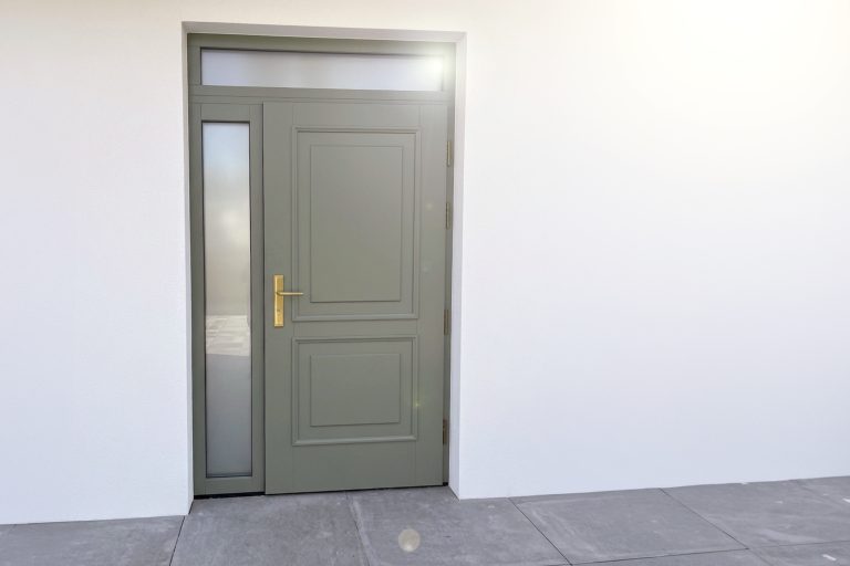 Jak dobrać klamki do drzwi zewnętrznych do stylu elewacji i oświetlenia