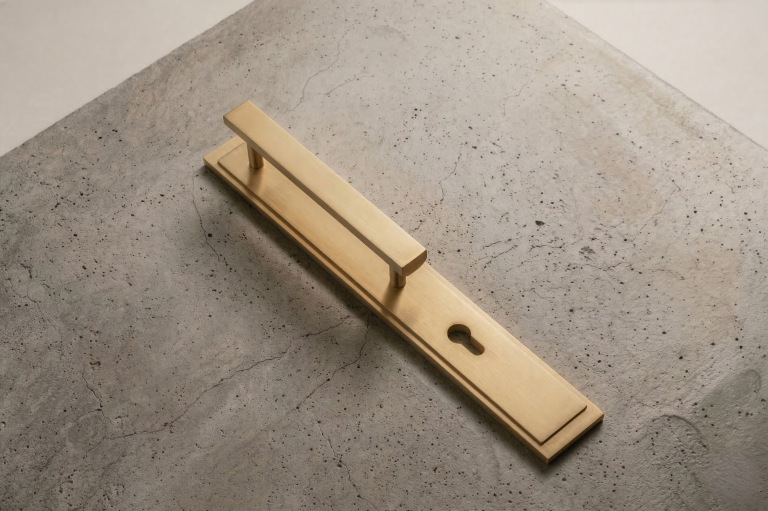 Szyld do drzwi zewnętrznych Brassev – czym różni się od innych szyldów?