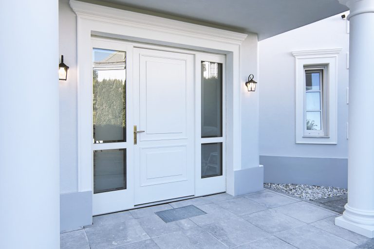 Klamki do drzwi zewnętrznych: jakie wybrać, aby przetrwały lata?